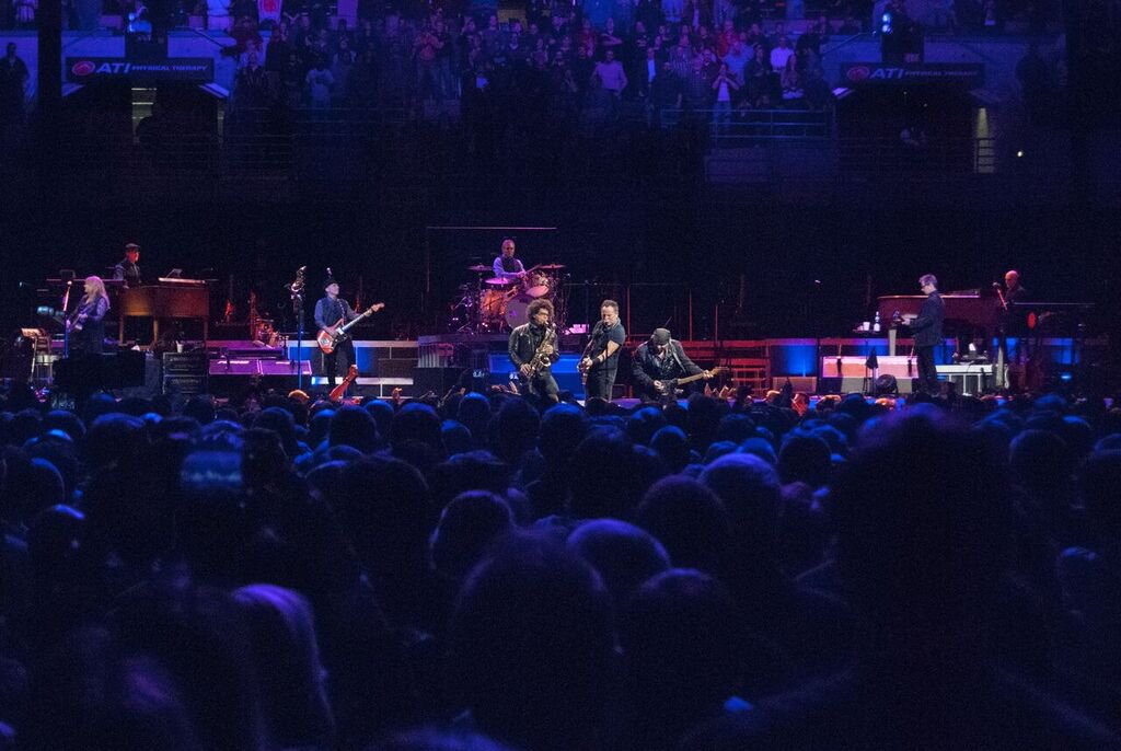 Pearl Jam connects with Packers, Bucks