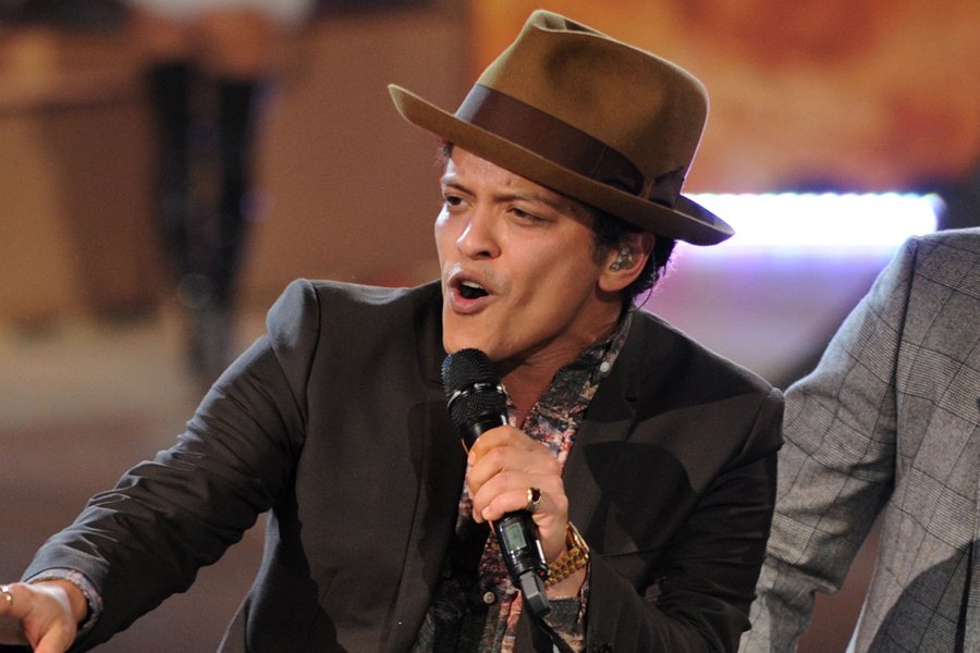 Bruno mars door open. Bruno Mars. Famous Singers. Singer 2020. Bruno Mars singing.