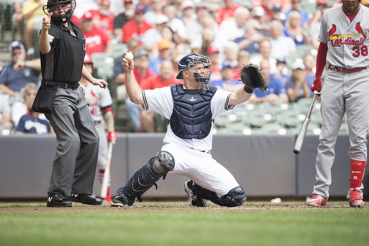 Brewers non-tender Jonathan Schoop, 2 others