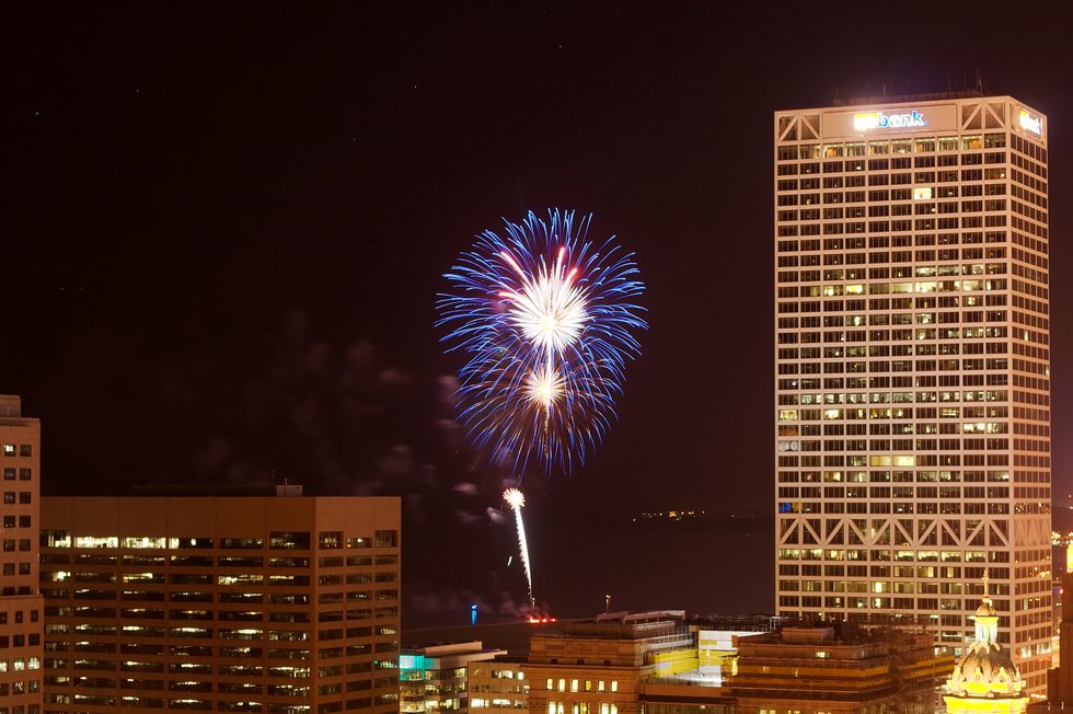 Fireworks_over_Milwaukee_6812.jpg