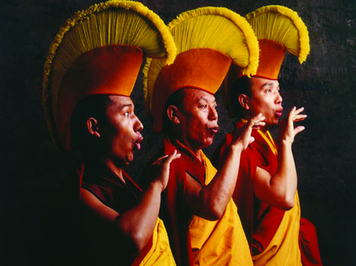 Тибетские горловые монахи. Музыка в буддизме. Буддисты пение и музицирование. Пение мантр. Пение мантр фото.