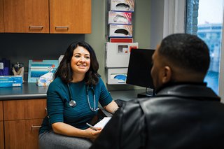 Brewers players Narváez, Urías visit health clinic to promote