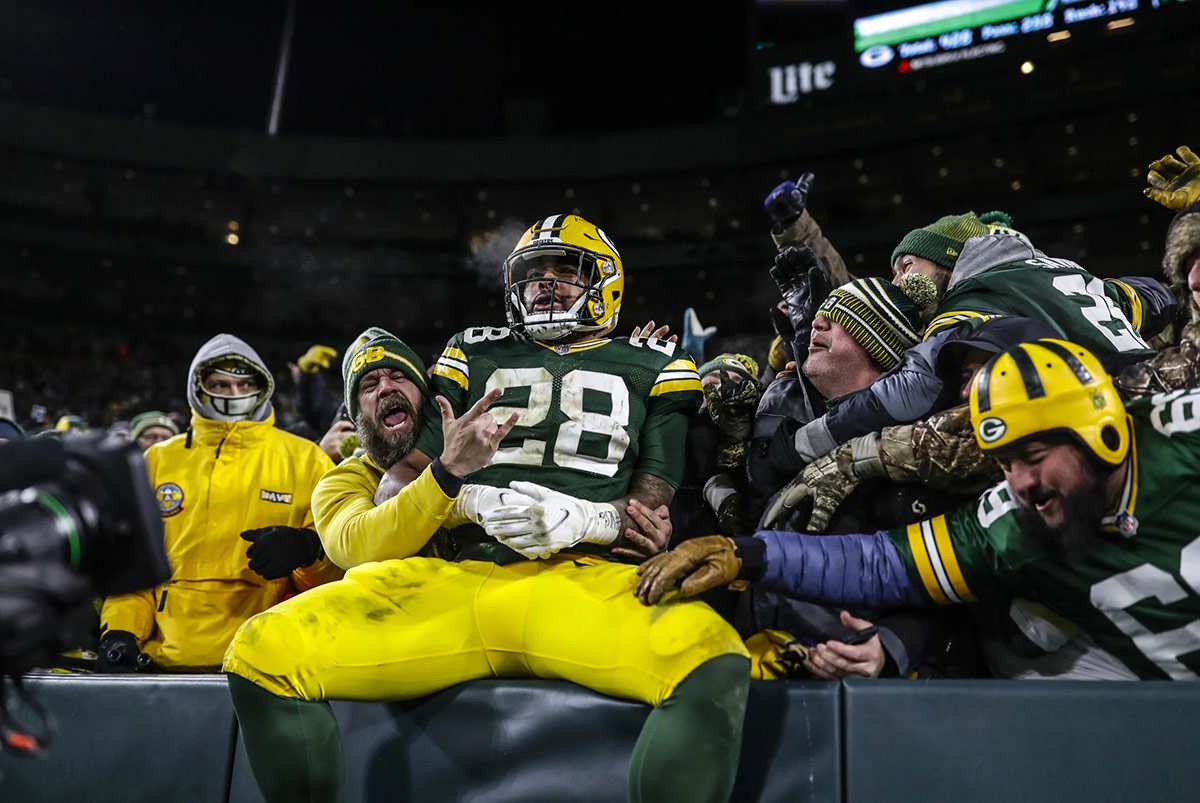 Packers smother Vikings 37-10, capture NFC's top seed