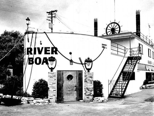 River Boat Lounge
