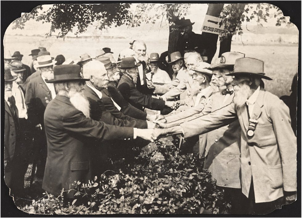 Union and Confederate veterans shaking hands
