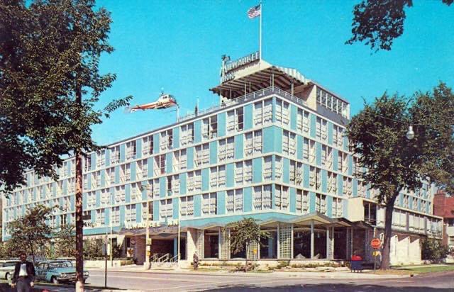 Milwaukee Inn (Park East Hotel) 1961 postcard