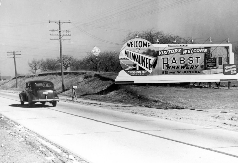 Highway 41 Welcome to Milwaukee sign circa 1941