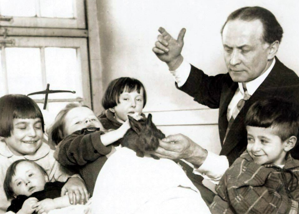 Harry Houdini at Children's Hospital on 17th and Wisconsin, 1926