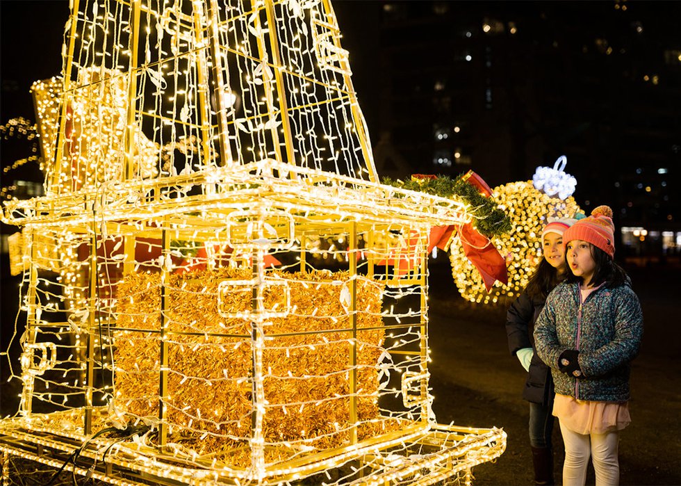 Kids looking at holiday lights