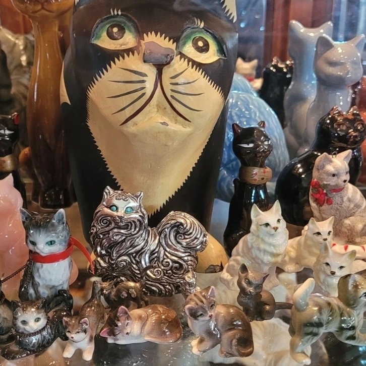 Dog and cat sales figurines