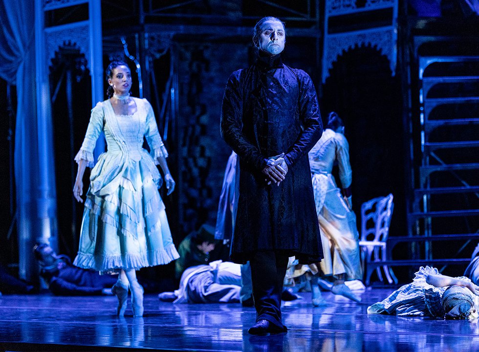 Davit Hovhannisyan and Marize Fumero in Milwaukee Ballet's ‘Dracula’
